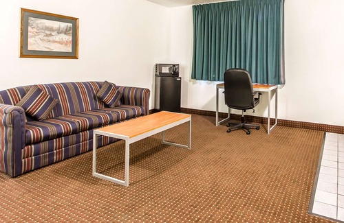 Pekin Hotel | Econo Lodge Inn & Suites Pekin - Peoria Area