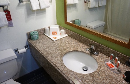 Pekin Hotel | Econo Lodge Inn & Suites Pekin - Peoria Area