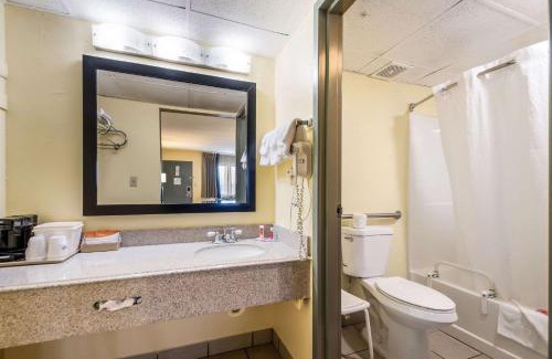 Kearney Cabin | Econo Lodge Kearney - Liberty