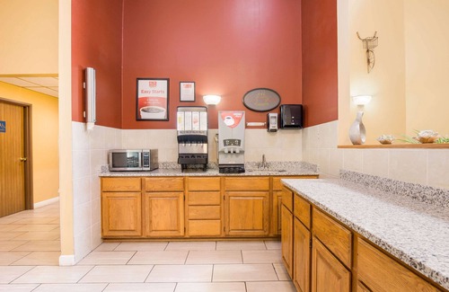 Lake Mills Hotel | Econo Lodge Lake Mills