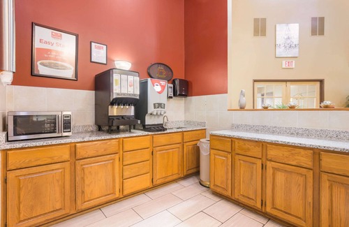 Lake Mills Hotel | Econo Lodge Lake Mills