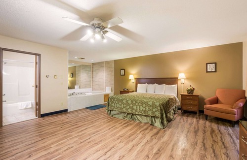 Lake Mills Hotel | Econo Lodge Lake Mills
