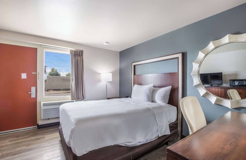 Neenah Hotel | Econo Lodge Neenah