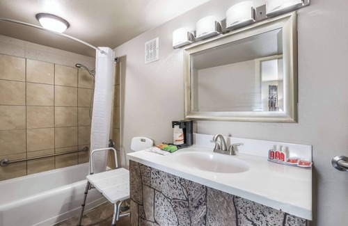 Neenah Hotel | Econo Lodge Neenah