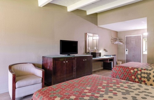 High Point Hotel | Econo Lodge