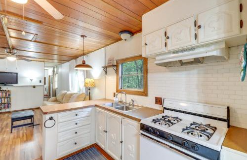 Edgemont House | Edgemont Home with Deck about 9 Mi to Greers Ferry Lake!