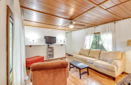 Edgemont House | Edgemont Home with Deck about 9 Mi to Greers Ferry Lake!