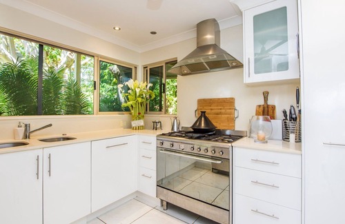 Picnic Bay House | EEAST on the beachfront of Picnic Bay