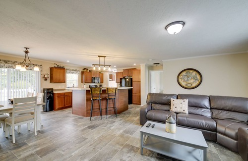 Pimento House | Efficiently Equipped Lewis Home: Deck & Gas Grill!