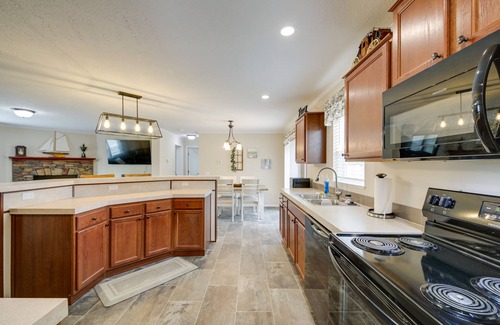 Pimento House | Efficiently Equipped Lewis Home: Deck & Gas Grill!