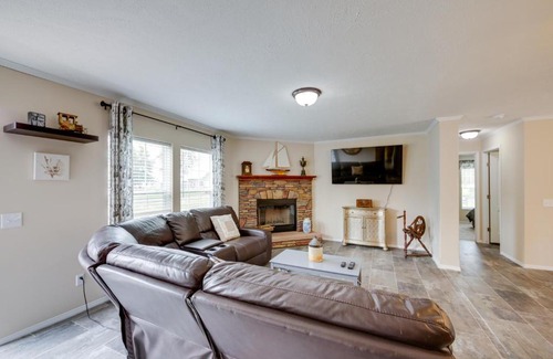 Pimento House | Efficiently Equipped Lewis Home Deck and Gas Grill!