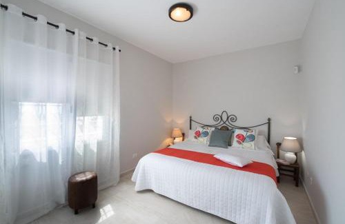 Brena Alta Villa | El Amanecer - villa privada con piscina agua salada, barbacoa y chimenea