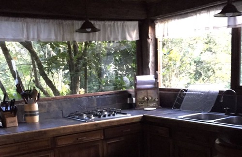 Macheta Cottage | El Cobijo offers accommodation with free WiFi, a barbecue, a garden, and parking