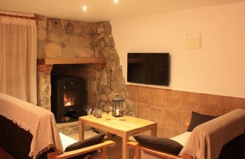 Una Cottage | El Escalerón II House | Accommodation The Toba. Patio, barbecue and fireplace