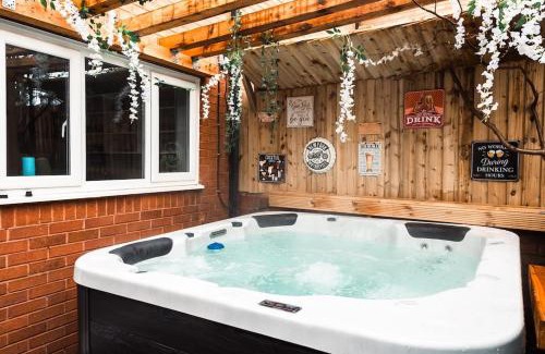 Liverpool House | Elegant 2 bed with hot tub and a host of amenities