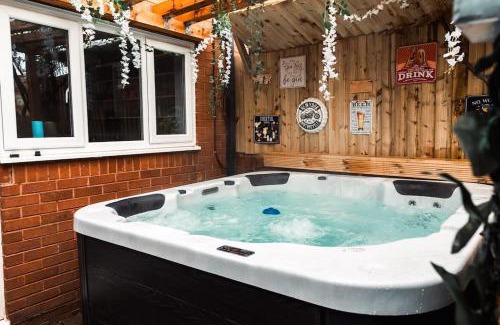 Liverpool House | Elegant 2 bed with hot tub and a host of amenities