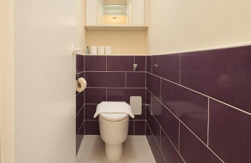 Avonmore and Brook Green Apartment | Elegant 2 Bedroom Apartment in Battersea