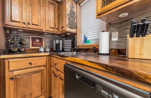 Dubuque Apartment | Elegant 2 BR With Stunning Kitchen Prime Location!