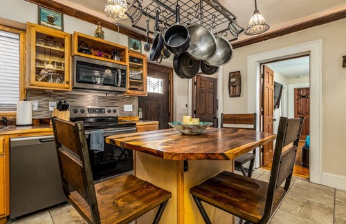 Dubuque Apartment | Elegant 2 BR With Stunning Kitchen Prime Location!