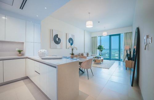 Al Safa Apartment | Elegant 2 M with Direct Canal & Iconic View