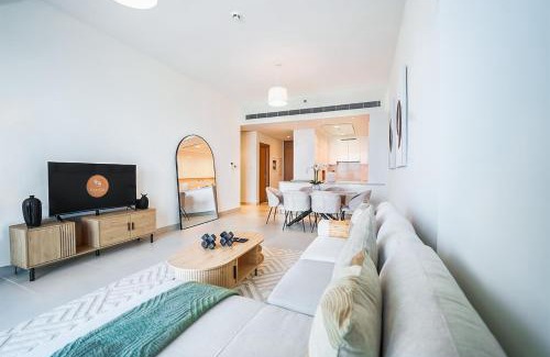 Al Safa Apartment | Elegant 2 M with Direct Canal & Iconic View