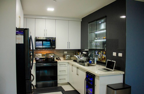 Tegucigalpa Apartment | Elegant 3-Bedroom Apartment with Ensuite Baths & City Views – Secure & Stylish