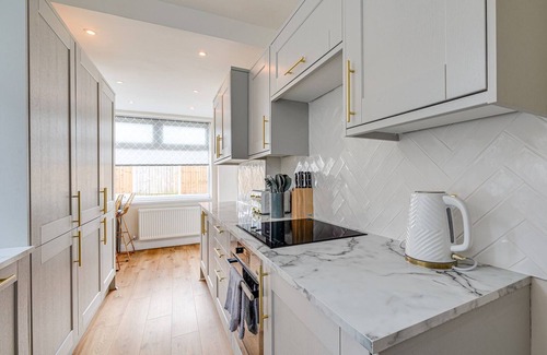 Aigburth Ski Chalet | Elegant 3BR House near City Centre