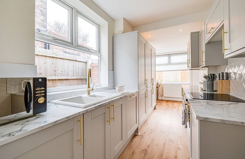 Aigburth Ski Chalet | Elegant 3BR House near City Centre