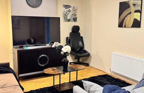 Sittingbourne House | Elegant 3Br w/Free Parking, Garden, Pet Friendly