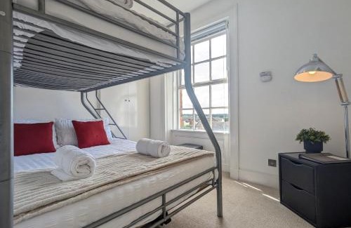 Birkenhead Apartment | Elegant Apartment In Hamilton Square Free Parking