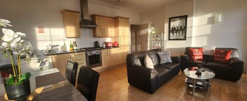 Birkenhead Apartment | Elegant Apartment In Hamilton Square Free Parking