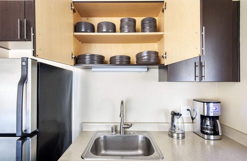Foster City Apartment | Elegant Foster City 1BR w/Gym, Pool, W/D, near highways, by Blueground