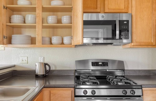 Foster City Apartment | Elegant Foster City 2BR w/Gym, 2 Pools & W/D, near VISA, by Blueground