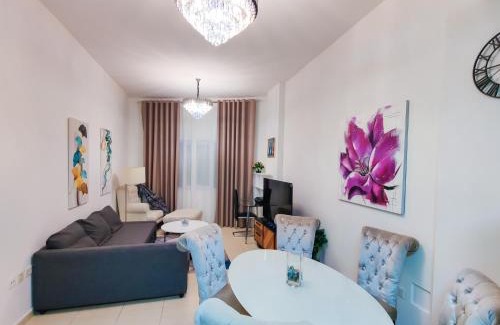 Dubai Apartment | Elegant Fresh 1BR with Heated Pool, just steps from Mall, Restaurants & Fitness center