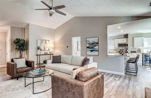 Westfield House | Elegant home in the heart of Westfield! Perfect for family gatherings!