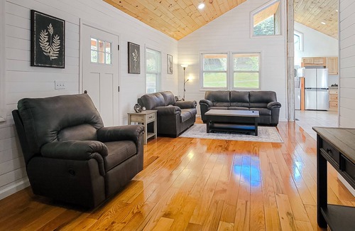 Kodak Cabin | Elegant home w/hot tub, fire pit, expansive deck, & free attraction tickets