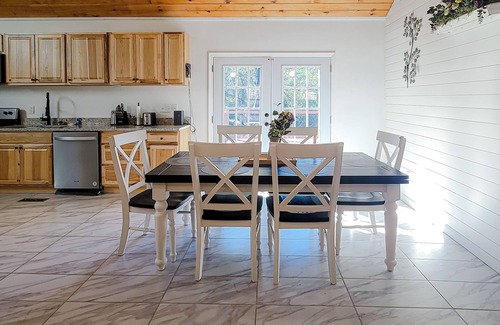 Kodak Cabin | Elegant home w/hot tub, fire pit, expansive deck, & free attraction tickets