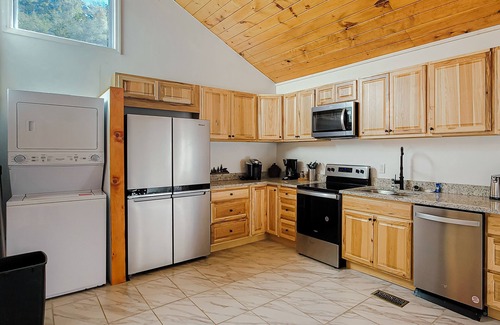 Kodak Cabin | Elegant home w/hot tub, fire pit, expansive deck, & free attraction tickets