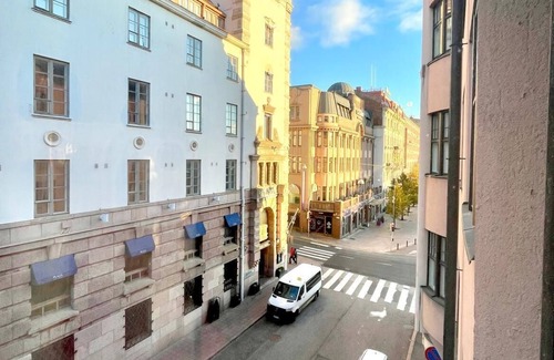 Kluuvi Apartment | Elegant Jugend city retreat 79m2