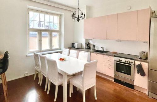 Kluuvi Apartment | Elegant Jugend city retreat 79m2