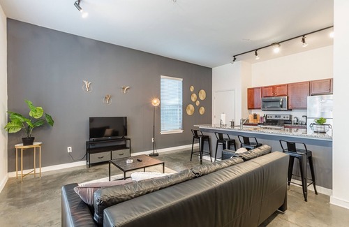 Downtown Memphis Apartment | Elegant KING SUITE downtown with a POOL and GYM