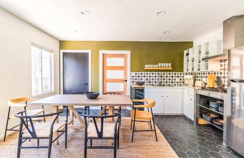 Bixby Knolls House | Elegant Long Beach Getaway - 2 Units & Patio