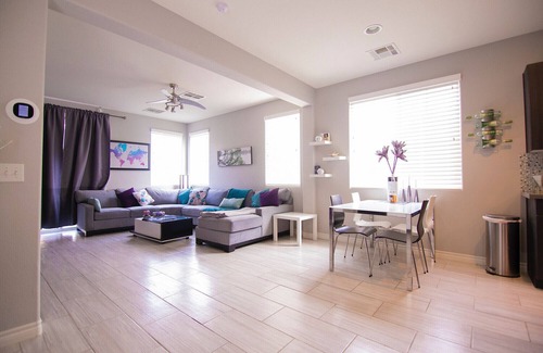 Rhodes Ranch House | Elegant & Modern 3 bedroom Home (2 King beds)