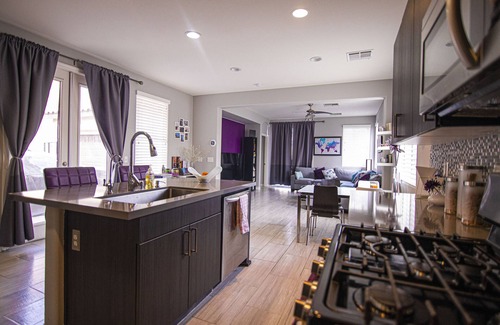 Rhodes Ranch House | Elegant & Modern 3 bedroom Home (2 King beds)