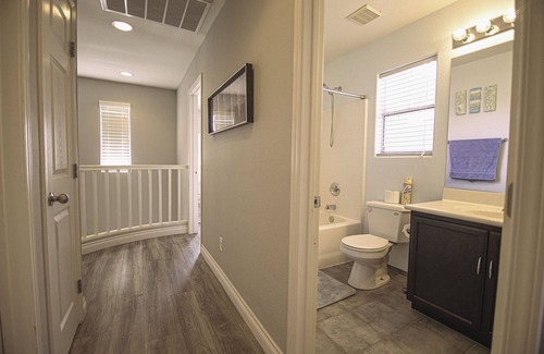 Rhodes Ranch House | Elegant & Modern 3 bedroom Home (2 King beds)