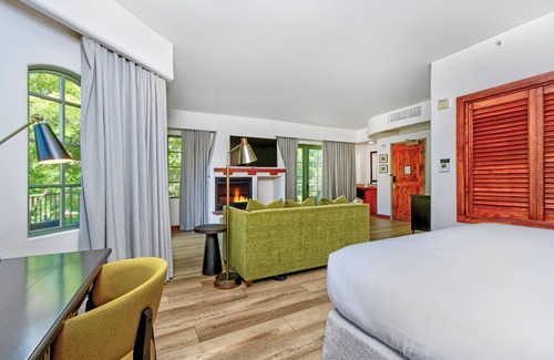 Los Gatos Hotel | Elegant Room with Outdoor Pool, Balcony & Free Parkin in Downtown