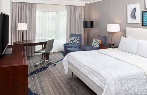 North Rosslyn Hotel | Elevated Stay | Riverfront Dining. Fitness Gym.