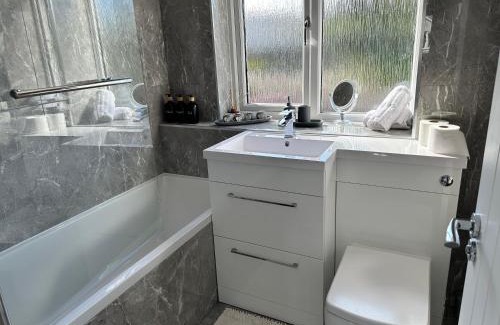 Newton Mearns House | Elite 3 bedroom family house with free parking