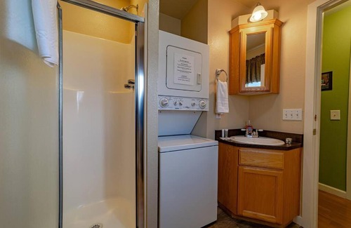 Orick House | Elk Meadow Cabins 11B Roosevelt Elk - Single Room