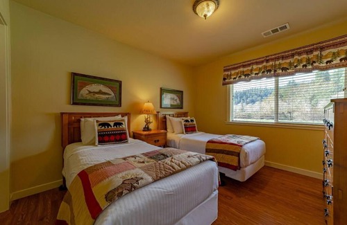 Orick House | Elk Meadow Cabins 13A Bears Den Suite